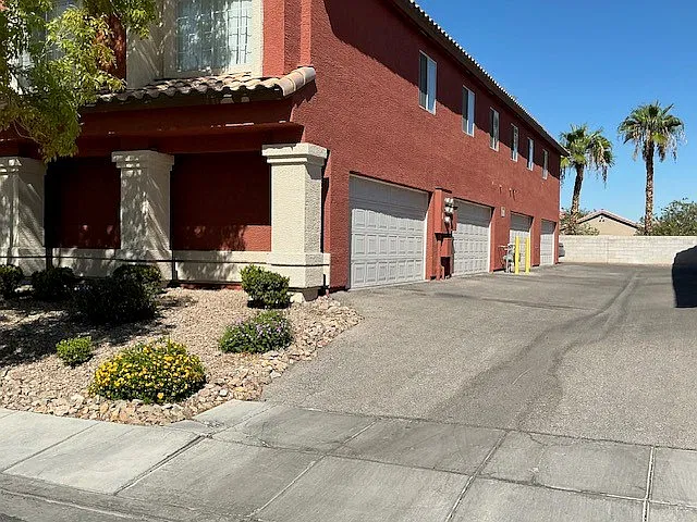 2 bed, 2.5 bath, 1020 sqft, $1,699 — Photo 1
