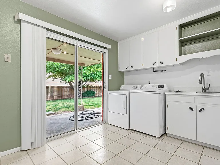 1405 Oregon Ave #B — Photo 11