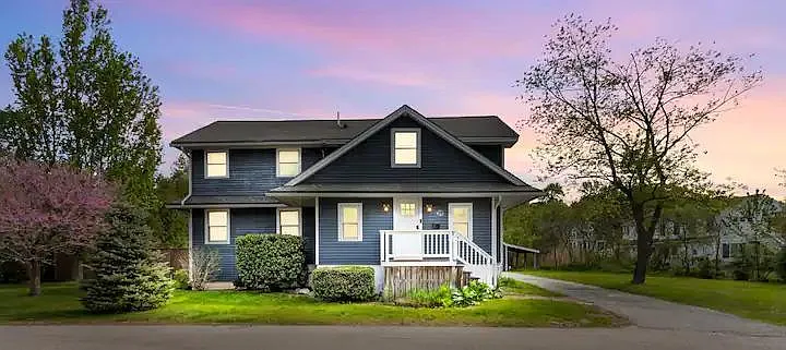 29 Versailles Ave