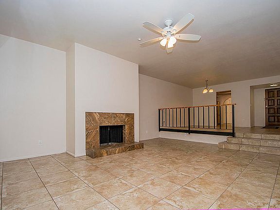 4th image of 402 N Dodge Blvd
