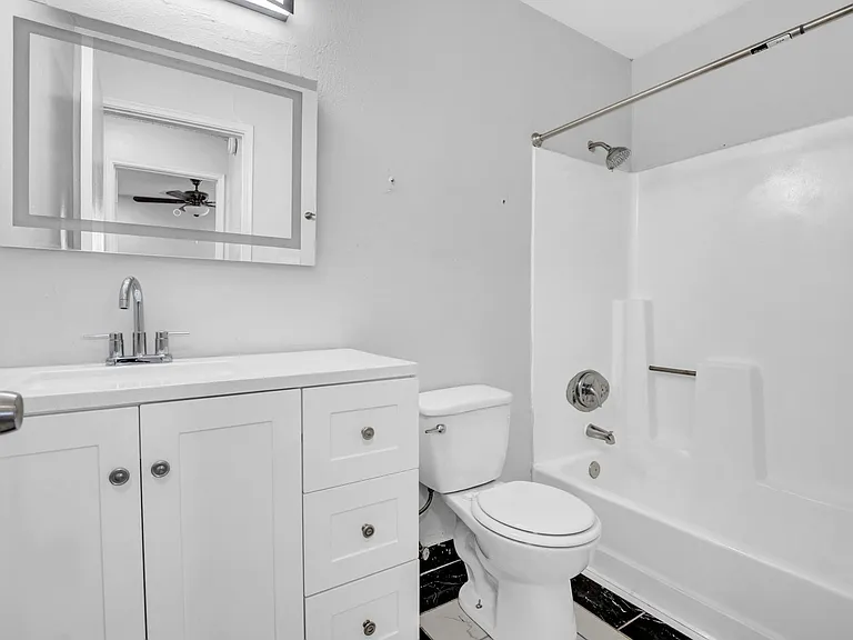 Fountain Oaks Apartments — Photo 17