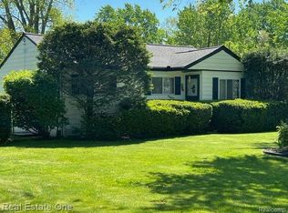 251 Rivard Blvd, Waterford, MI 48327