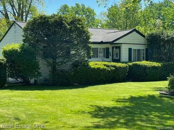 251 Rivard Blvd, Waterford, MI 48327