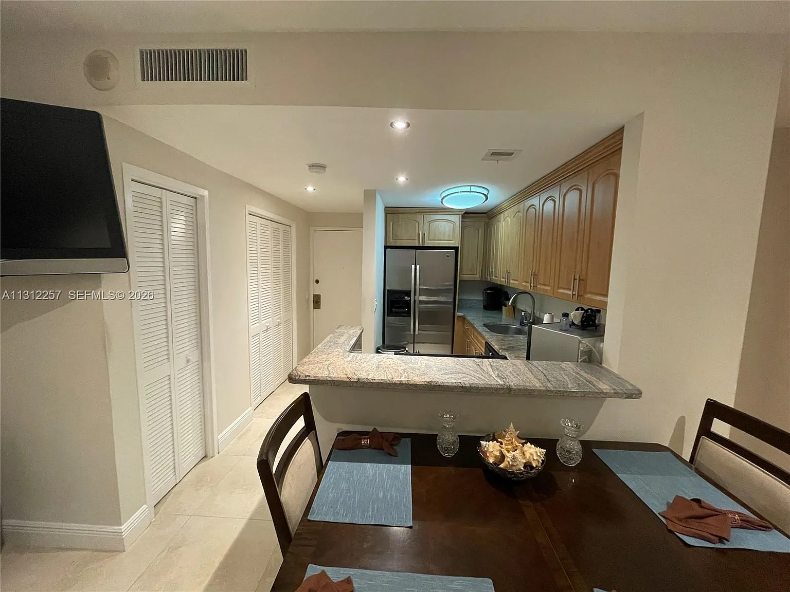 Alexander Towers Condo — Photo 4