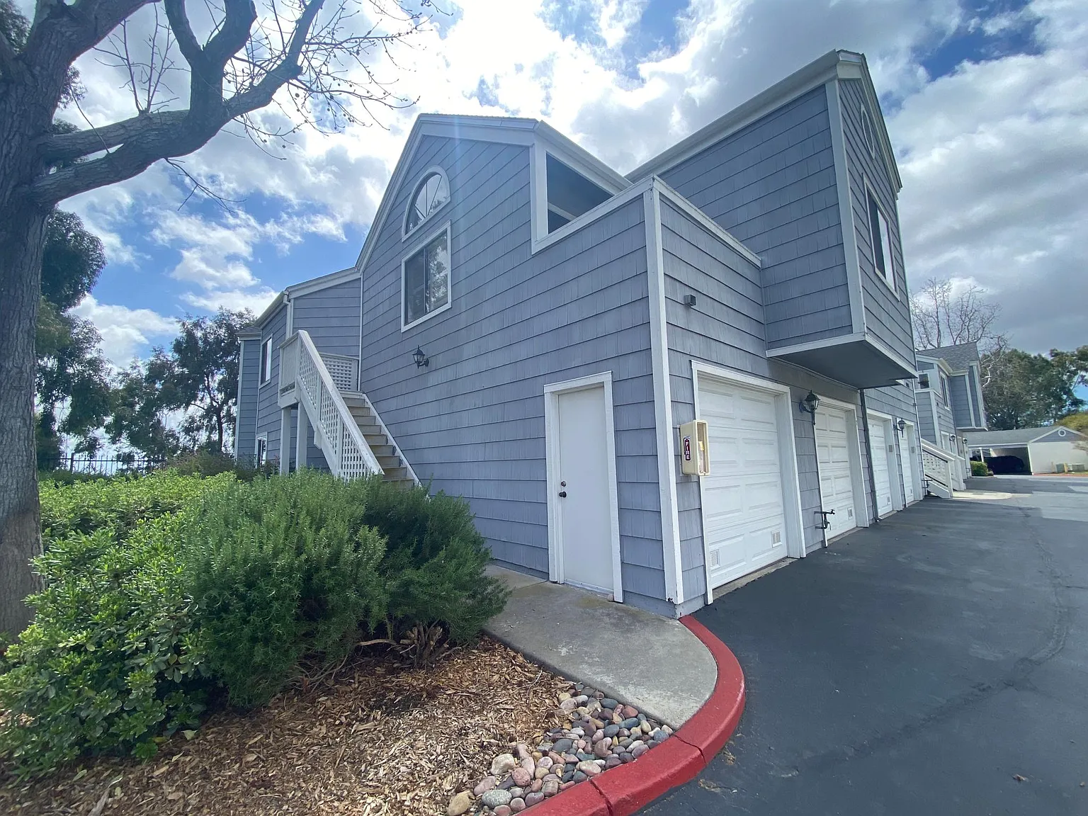 2 bed, 985 sqft, $3,295 — Photo 2
