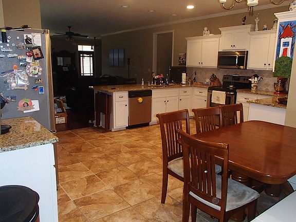 Kitchen w/ lots of counters