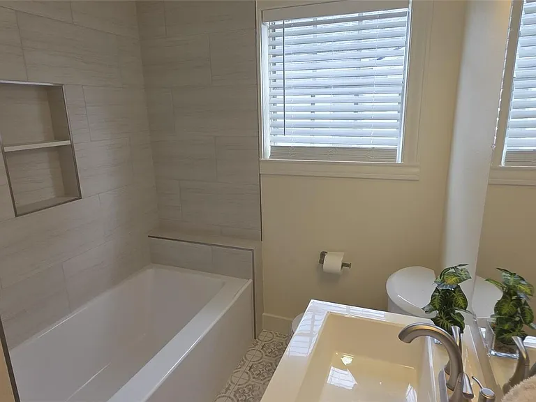 2827 Robertson St — Photo 16