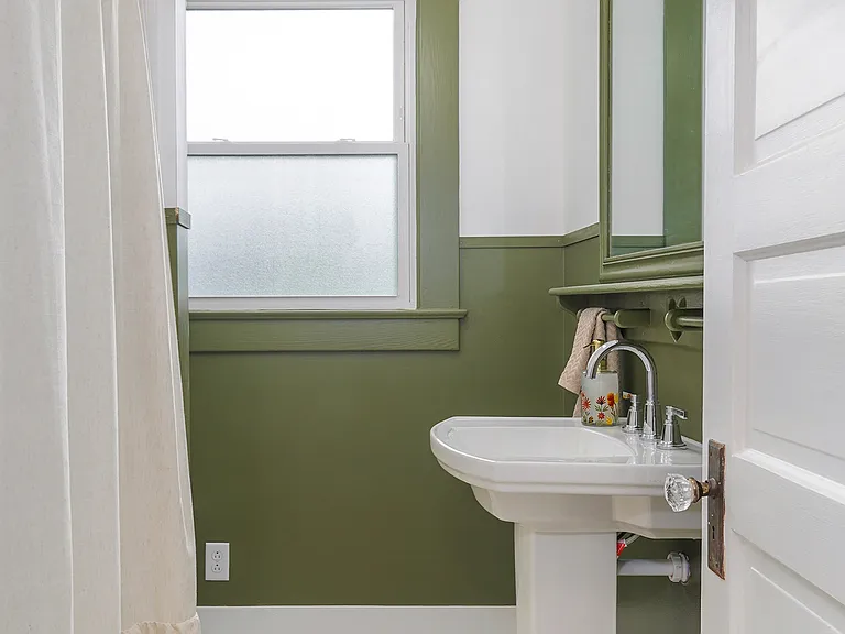 412 E Walker St — Photo 13