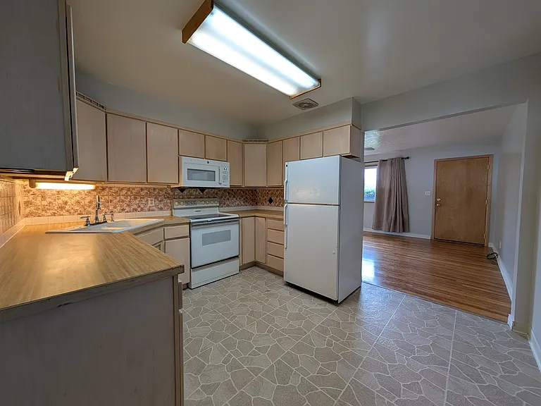 2625 E Mission Ave — Photo 6