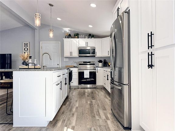 5th image of 810 Town And Country Ln