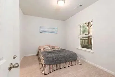 3 bed, 2581 sqft, $1,100 — Photo 4