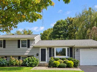 75 Sugar Plum Ln, Fairfield, CT 06824