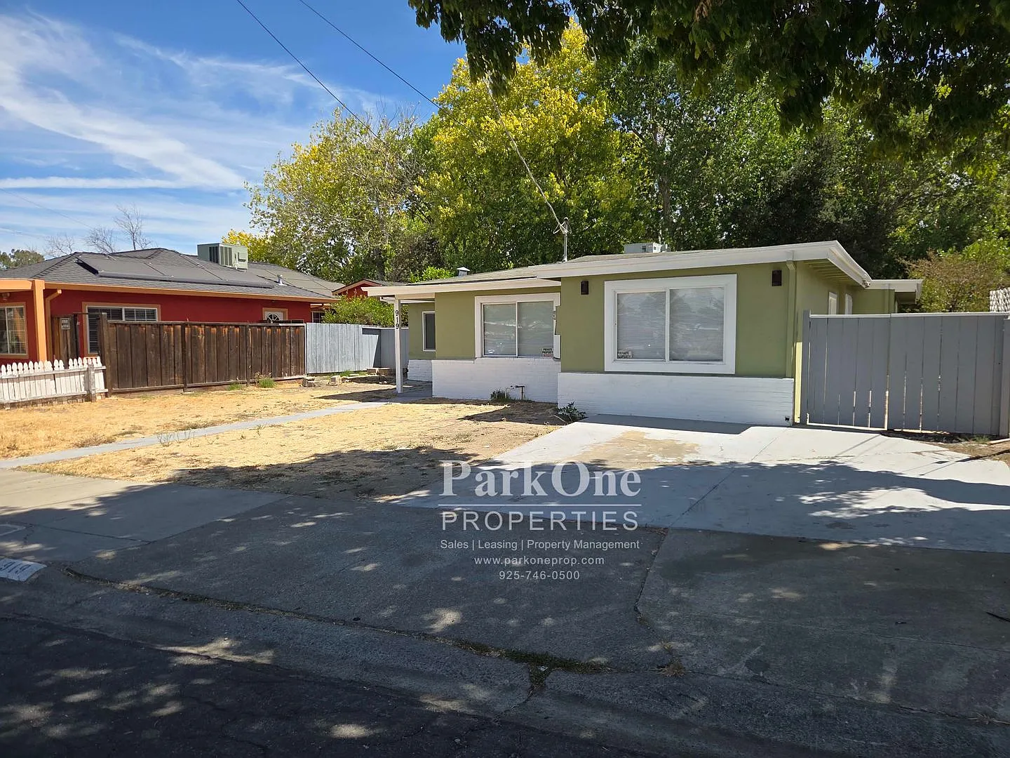 3 Bed 2 Bath House With Great Freeway Access and a Spacious Backyard — Photo 1