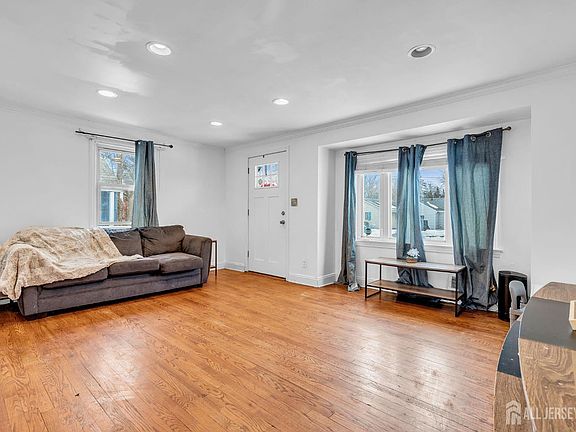 3rd image of 821 Front St