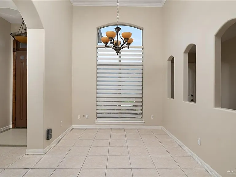1011 Regal Dr — Photo 2