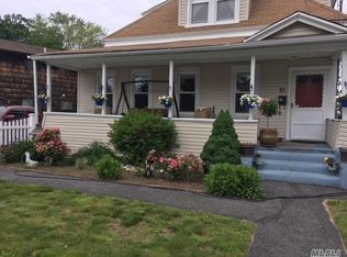 21 Willow Ave, Freeport, NY 11520