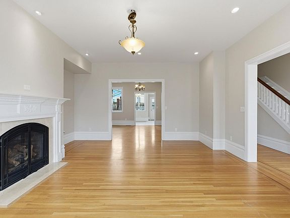 4th image of 380 16th Ave