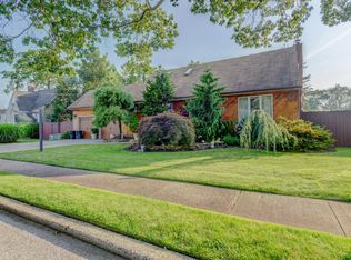 347 S 6th St, Lindenhurst, NY 11757