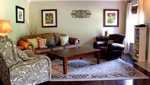 Family Room w/ gas fireplace