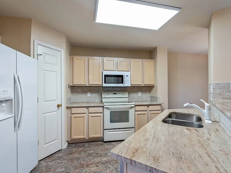 7704 Plateau Cv — Photo 11