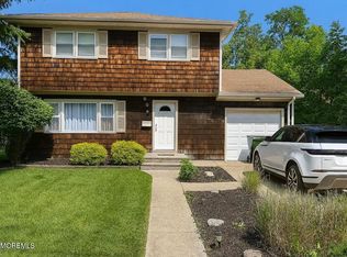 9 Brown Pl, Oakhurst, NJ 07755
