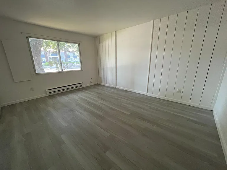 E Middlefield Rd — Photo 10