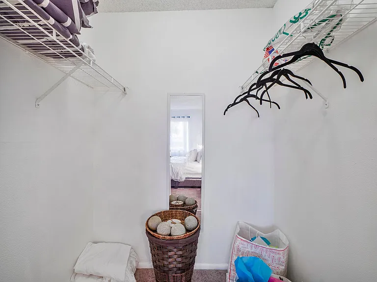 1 BEDROOM APT- WALK IN CLOSET