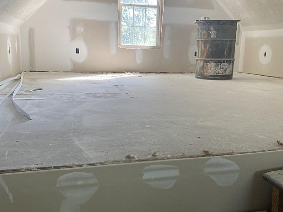 5th image of 916 Logan Ave