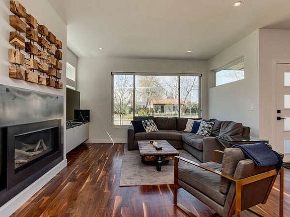 Living Room w/ Gas Fire Place