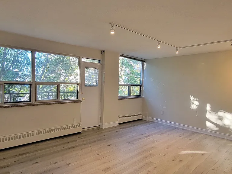 105 Raglan Ave — Photo 12