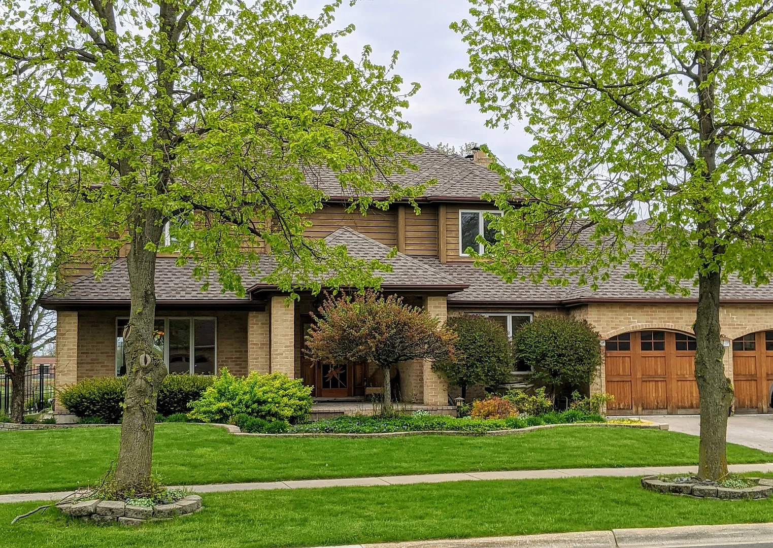 1047 Parkview Cir photo 1
