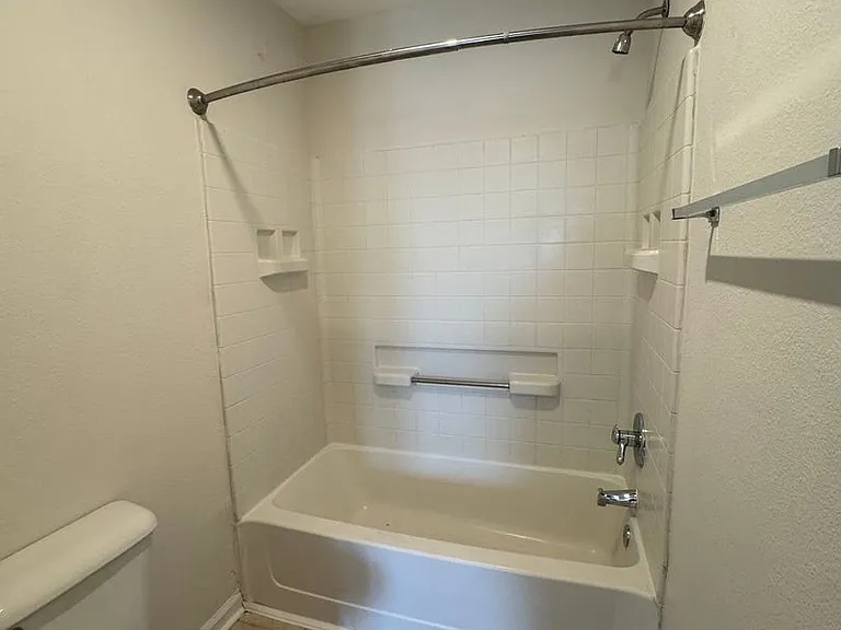 1209 Porchester Ln — Photo 15