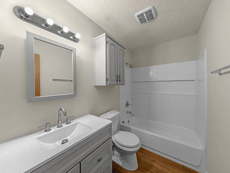 2204 Douglas St — Photo 16