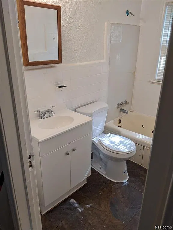Very nice 3 bed , 1 bath Brick Ranch with fenced in yard! — Photo 2