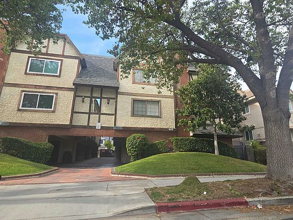 2nd image of 655 Alexander St Unit 3