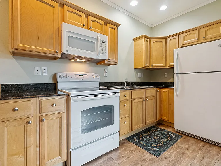 4433 Orleans Blvd — Photo 6