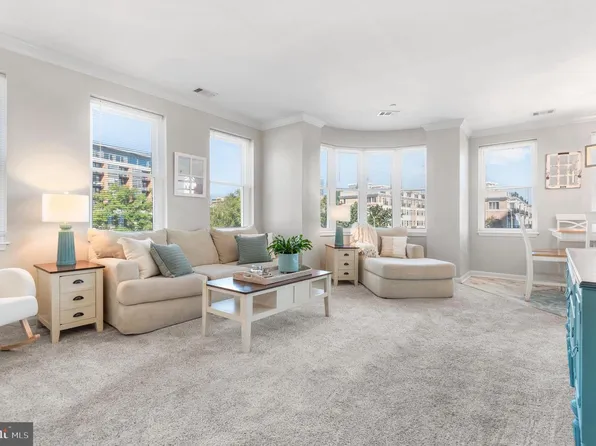 23 Pierside Dr Unit 221, Baltimore, MD 21230