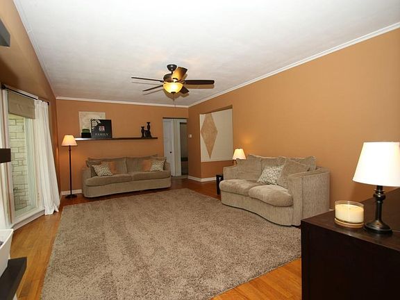 3rd image of 2617 Oak Grove Ln
