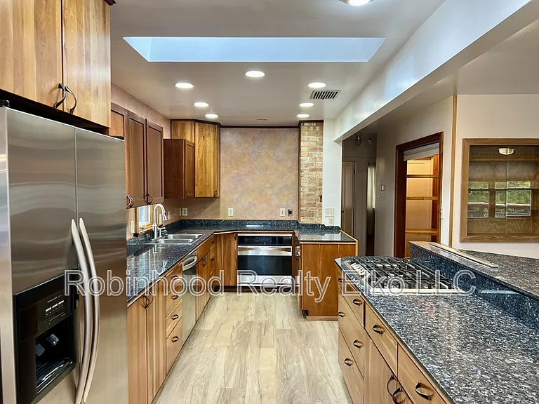 165 W Oak St #1 — Photo 9