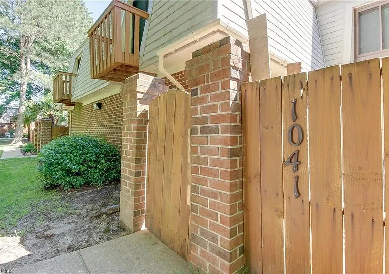 2 Bed Beach Property For Rent — Photo 2