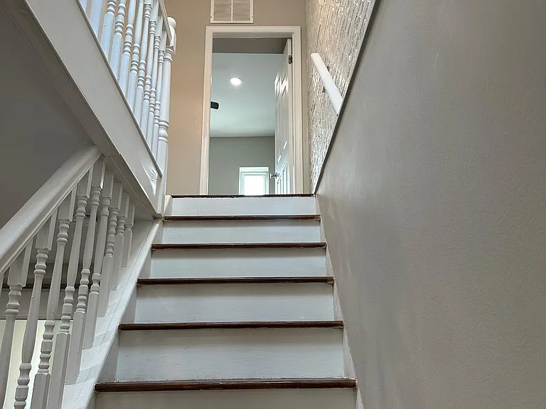 1204 W Cross St — Photo 3