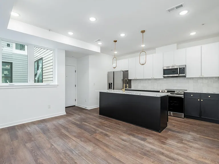 608 S American St #7 — Photo 6