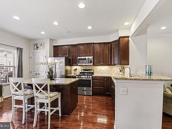 3rd image of 10419 Campbell Blvd