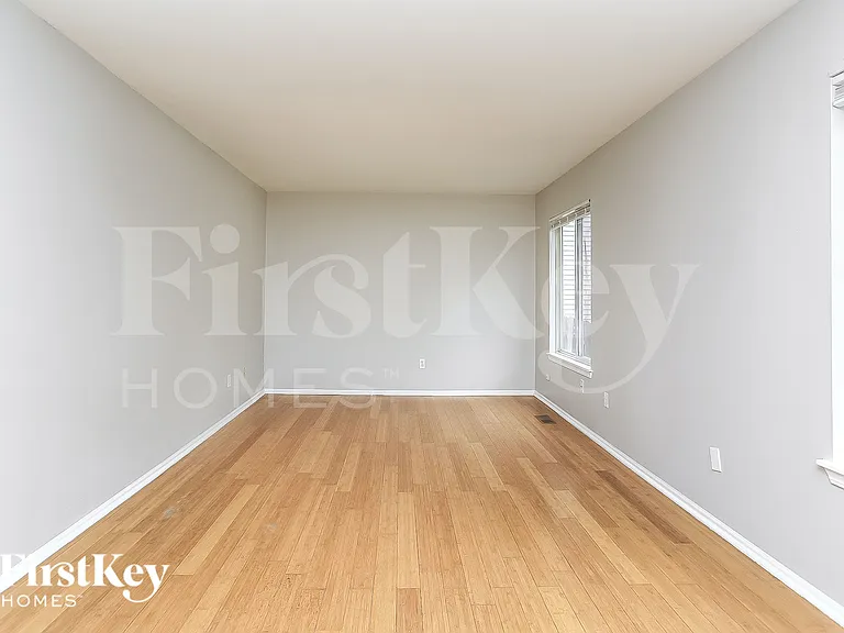 21439 W Georgetown Ct — Photo 4