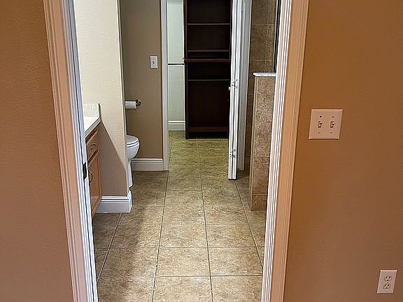 expansive main bath