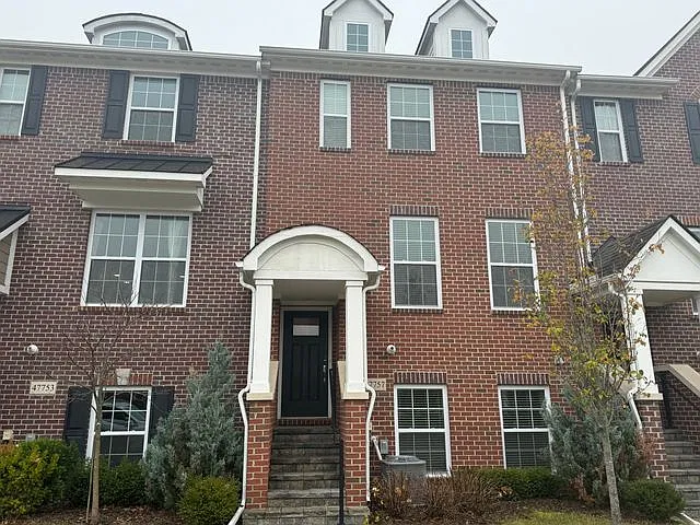 3 bed, 3.5 bath, 2055 sqft, $2,600 — Photo 2