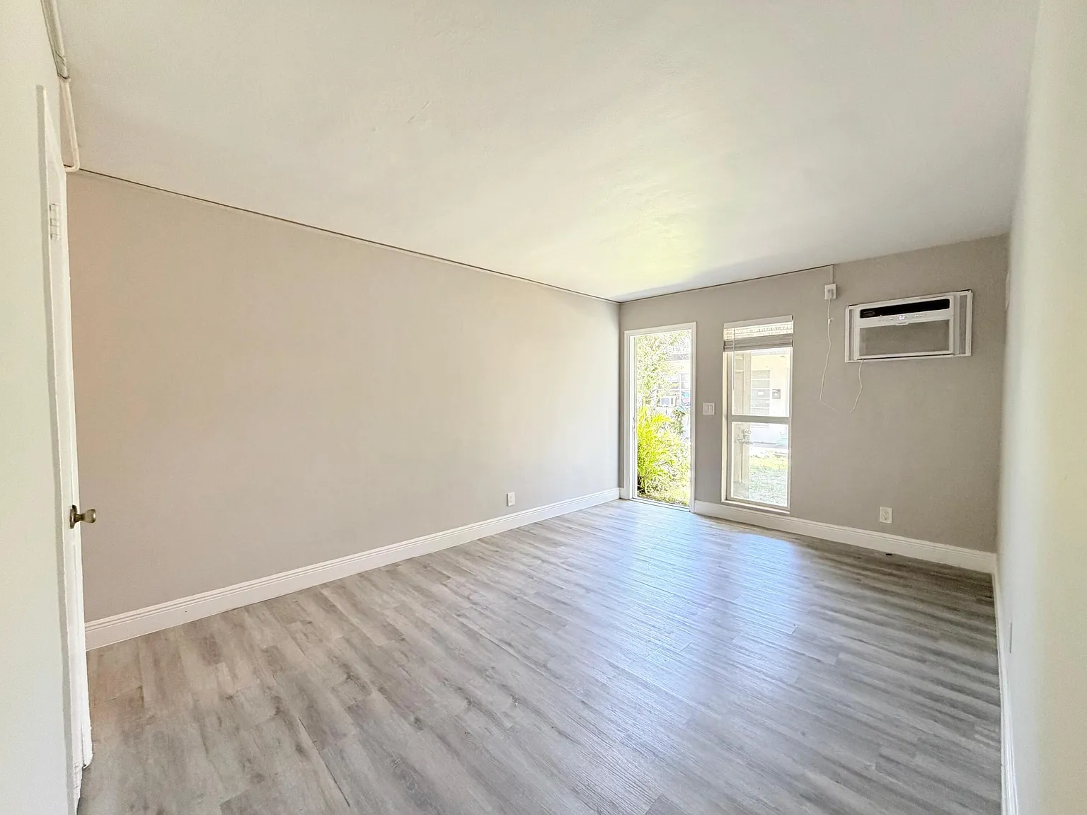 2 bed, 1.0 bath, 2492 sqft, $1,700 — Photo 4