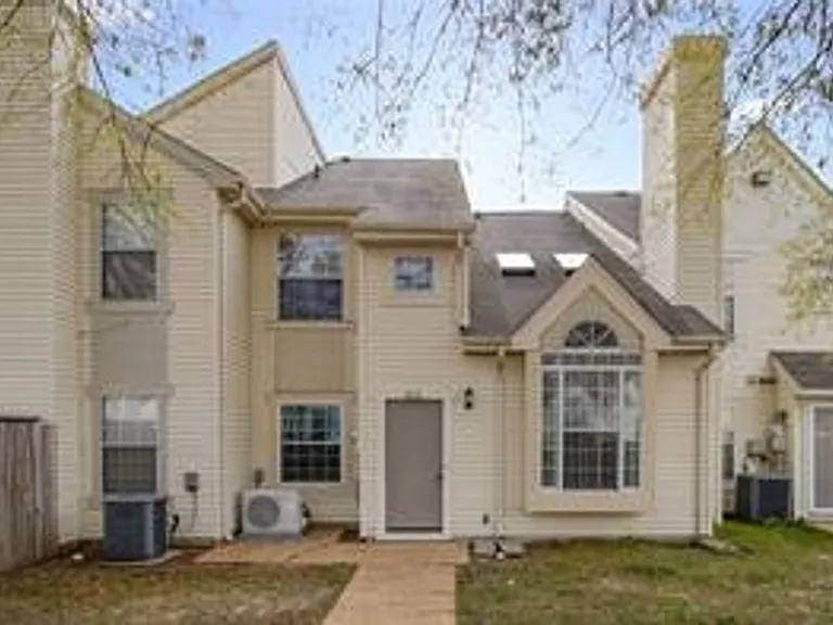355 Lees Mill Dr — Photo 1