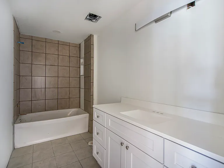 445 Hiscock St — Photo 22