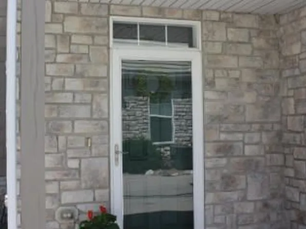 N16W26443 Meadowgrass Cir, Pewaukee, WI 53072